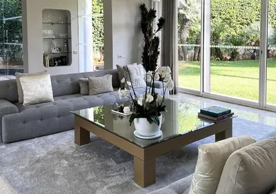a living room with a couch and a table with flowers on it at Villa de luxe avec piscine privée au cœur de Casablanca, Maroc in Casablanca