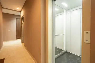 a hallway with a glass door in a building at Le Cocon d'Oasis - Location journalière Casablanca in Casablanca