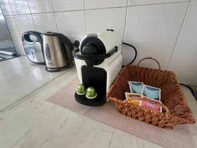 a coffee maker and a basket on a counter at Grand Appartement Vue mer à Ain Diab - Calme Absolu in Casablanca