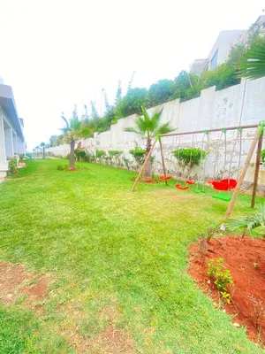 a yard with a net in the grass at Appartement en bord de mer in Pont Blondin