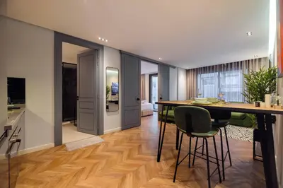 a kitchen and living room with a table and chairs at Cosy & So Stylish Appartement Au coeur de Casablanca Bd 2 Mars Derrière Kfc 2 Min à Pieds vers Mcdo in Casablanca