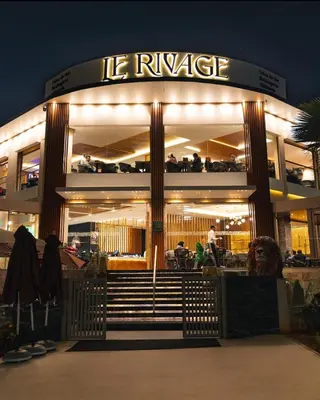 a restaurant with a sign that reads la refuge at night at Résidence Ryad Albahr Herhoura in Temara