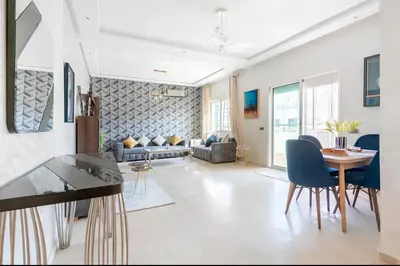 a living room with a table and blue chairs at Spacieux appartement 80 m² - Centre de Casablanca in Casablanca