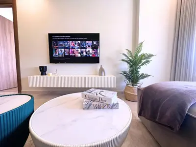 a living room with a table and a tv at Luxueux studio, vue dégagée in Casablanca