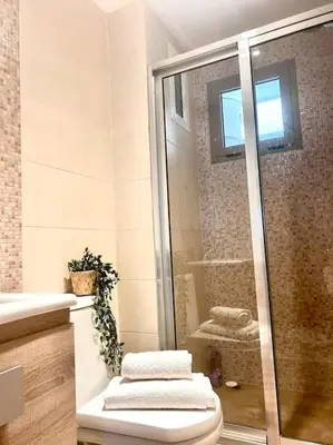 a bathroom with a shower and a toilet with towels at Appartametno moderno centro di casa in Casablanca