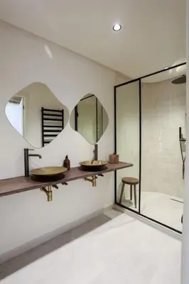 a bathroom with two sinks and a shower at Résidence La Fontaine - Racine in Casablanca