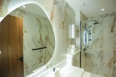 a bathroom with a sink and a mirror at Résidence Palm - Palmiers in Casablanca