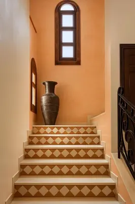a stairway with a vase sitting on the wall at Luxury duplex in the centre of Maarif in Casablanca