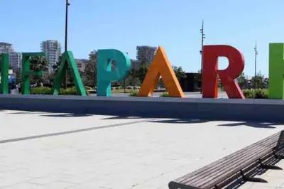 a sign for a park with a bench in front at Tour 33 : Appartement chic en plein cœur de Casa in Casablanca