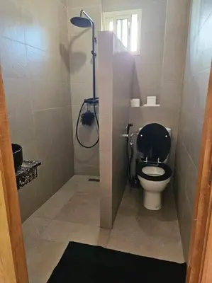 a small bathroom with a toilet and a shower at Bel appartement en bord de mer in Casablanca
