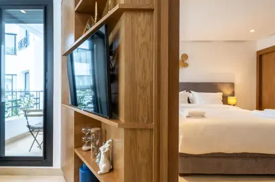 a bedroom with a bed and a tv in a room at Résidence Citadelle - Gauthier in Casablanca