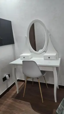 a white desk with a mirror and a white chair at Appartement balnéaire magnifique à Mohammedia Mansouria in Mansouria