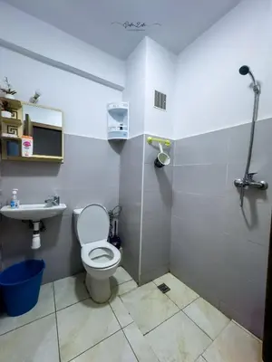a bathroom with a toilet and a sink at Appartement 5 min à gare Bouskoura & Hôpital Mohamed 6 in Bouskoura