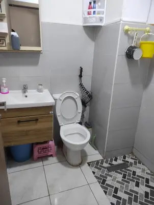 a small bathroom with a toilet and a sink at Appartement 5 min à gare Bouskoura & Hôpital Mohamed 6 in Bouskoura