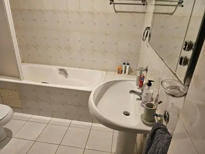 a bathroom with a sink and a bath tub at Appartement ensoleillé de 100 m2 à Mohammedia à 10 mn de la mer in Mohammedia