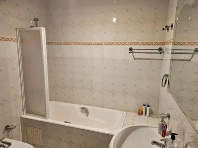 a bathroom with a tub and a sink and a toilet at Appartement ensoleillé de 100 m2 à Mohammedia à 10 mn de la mer in Mohammedia
