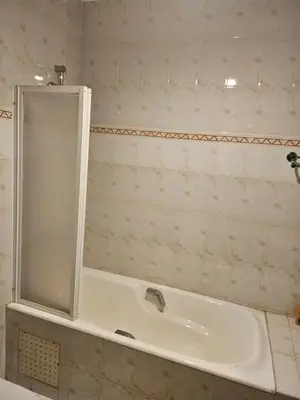 a white bath tub in a bathroom at Appartement ensoleillé de 100 m2 à Mohammedia à 10 mn de la mer in Mohammedia