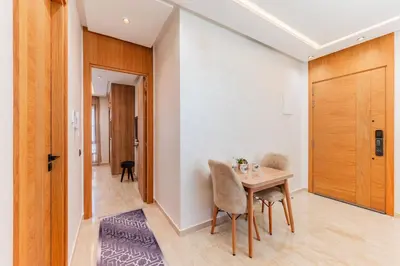 a dining room with a table and chairs at Casablanca Centre Confort Luxe Emplacement idéal in Maarif
