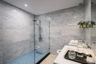 a bathroom with a shower and a sink at Luxury 1Ch Maarif Garage Fibre Netflix in Maarif