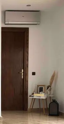 a room with a door and a table with a computer on it at Magnifique 2 chambres avec rooftop - Casablanca Centre in Casablanca