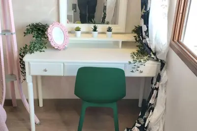 a desk with a green chair and a mirror at Spacious Beachfront apartment in Casablanca