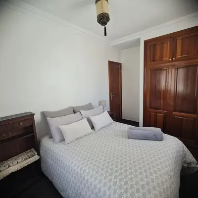 a bedroom with a large bed with white pillows at Appartement confortable et bien situé in Casablanca