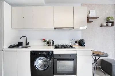 a kitchen with a washer and dryer in it at Central, confort & luxueux 1room - quartier Princesses in Casablanca