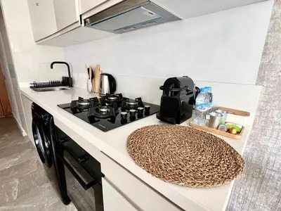 a kitchen with a stove and a counter top at Central, confort & luxueux 1room - quartier Princesses in Casablanca