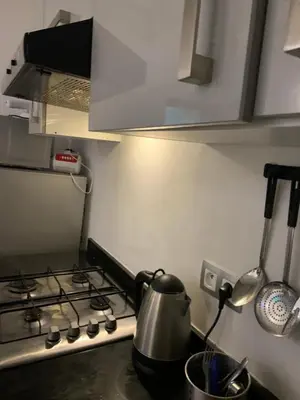 a tea kettle on a stove in a kitchen at appartement de antoine in Maarif