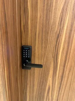 a black door handle on a wooden door at Studio luxueux bien meublé in Casablanca