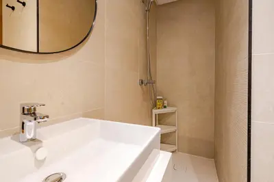 a bathroom with a white sink and a mirror at Emplacement Chic Lumineux & Central Près du Consulat Américain 2 minutes de Twin Center Gauthier Casablanca in Casablanca