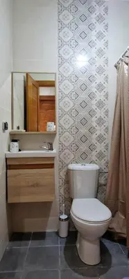 a bathroom with a toilet and a sink and a mirror at Bel Appartement neuf à 7 min de la plage avec piscine privée in Mohammedia
