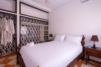 a bedroom with a white bed and a window at Appartement Cosy et Confortable in Casablanca