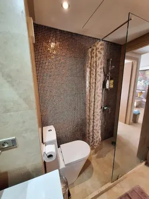 a bathroom with a toilet and a shower at Appartement piscine front de mer in Mohammedia