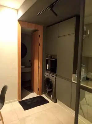 a small kitchen with a washing machine in a room at Studio Raffiné en Plein Gauthier in Casablanca