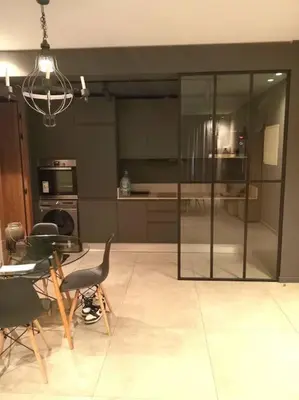 a living room with a table and chairs and a kitchen at Studio Raffiné en Plein Gauthier in Casablanca