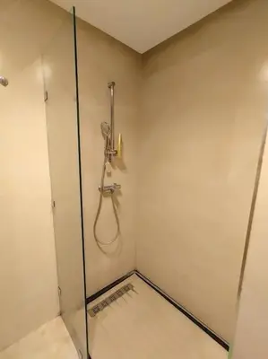 a bathroom with a shower with a glass door at شقة فاخرة ومريحة في قلب الرباط in Rabat