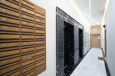 a hallway with wooden lockers in a room at Séjour Élégant et Détente au Bord de la Piscine in Aïn Harrouda