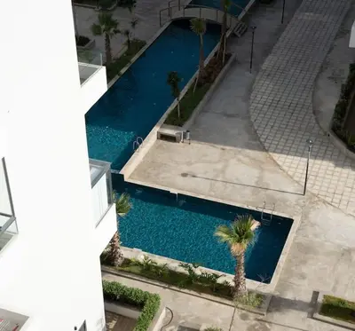 an overhead view of a swimming pool with palm trees at Séjour Élégant et Détente au Bord de la Piscine in Aïn Harrouda