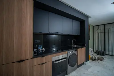 a kitchen with a sink and a washing machine at Luxueux Appartement 2 Chambres, Vue Casa Port in Casablanca