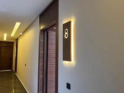 a hallway with a number eight sign on a wall at Emplacement Central & Lumineux au Coeur De Casablanca Près Du Tramway 1 minute du Bd Abdelmoumen Maarif et 5 Minutes de Bab Marrakech et Centre Ville in Casablanca