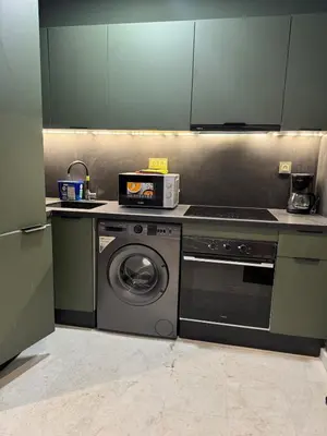 a kitchen with a washing machine and a microwave at Appartement Casablanca in Casablanca