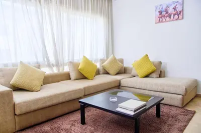 a living room with a couch and a coffee table at Luxueux studio spacieux à racine Casablanca à une minute de twin center in Casablanca
