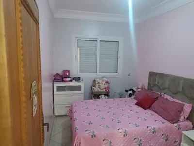 a bedroom with a pink bed and a dresser at Appartement a belvédère in Casablanca