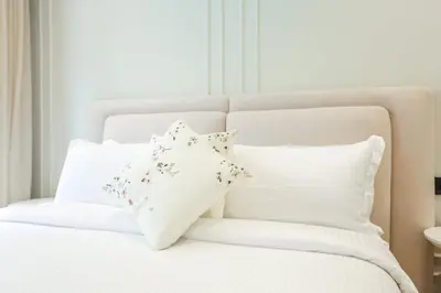 a white bed with white pillows on it at Cosy cocon Racine in Casablanca