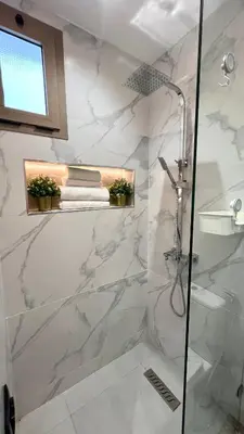 a bathroom with a shower with white marble at Studio chic et confortable au coeur de rabat agdal in Rabat