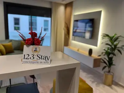 a living room with a table with a stay sign on it at Escale Confortable pour un Séjour Inoubliable in Maarif