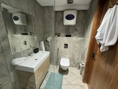 a bathroom with a white sink and a toilet at Escale Confortable pour un Séjour Inoubliable in Maarif