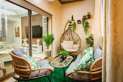 a living room with two chairs and a couch at Appartement au parc à 3 minutes de la plage in Mohammedia