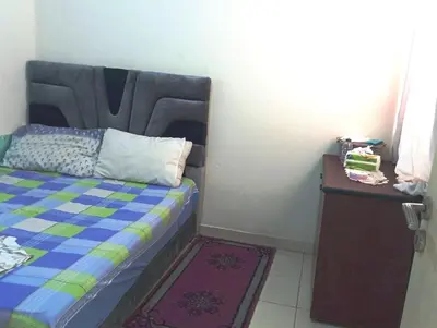 a small bedroom with a bed and a desk at espace chaleureux in Aïn ej Jmel